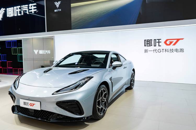 佛山271哪吒汽车在智能汽车领域的表现，领途汽车在新能源汽车市场中的影响力